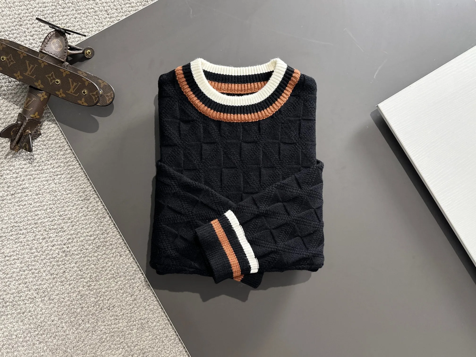 Next day shipping P360 Big Goose 2025 official website latest autumn and winter sweaters, popular models are on sale at the same time at the counter! Specially made of wool blended fabric. It feels comfortable and can be directly in contact with the skin. The logo badge is exquisitely embroidered, which is extremely eye-catching! The details highlight the fashionable charm of big brands. Exquisite workmanship. Three-dimensional cutting style. The wearing effect is invincible and handsome! All three standards are complete! Size: M-3XL
